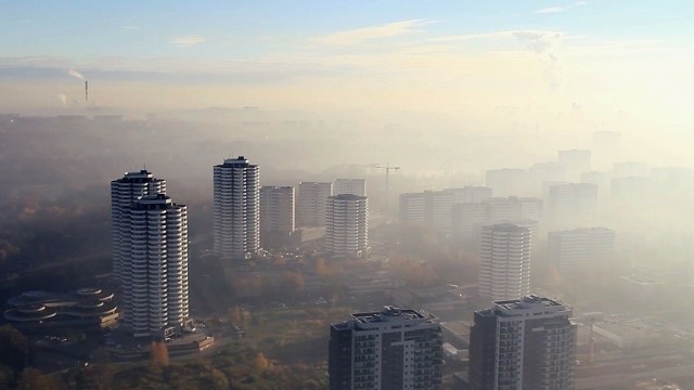 Fatalna jakość powietrza w woj. śląskim. Mieszkańcy otrzymują alerty.