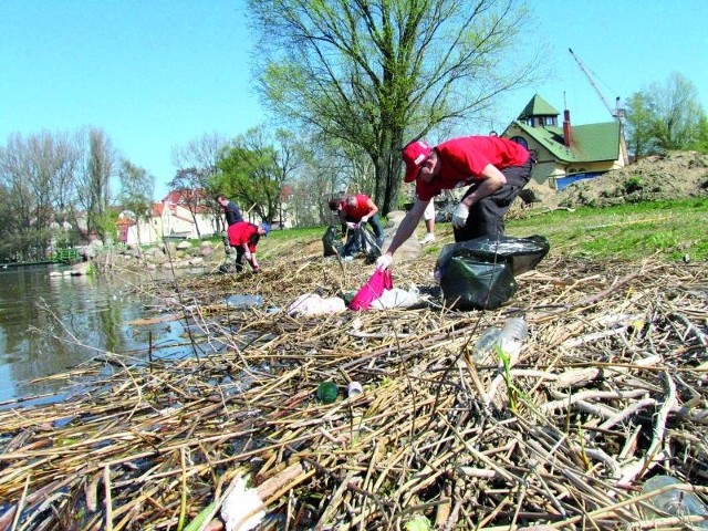 Ełccy WOPR-owcy co roku sprzątają brzeg i dno jeziora przy ujściu rzeki Ełk