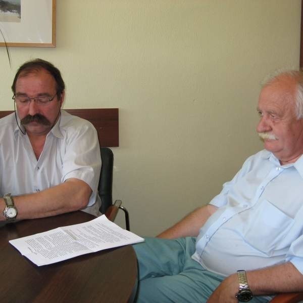 (od lewej) Tadeusz Sęk, szef komisji ekonomicznej przy Radzie Nadzorczej Tarnobrzeskiej Spółdzielni Mieszkaniowej twierdzi, że nieprawidłowości stwierdzone za czasów pracy Tomasza Lenarda, powinna zbadać prokuratura i Urząd Kontroli Skarbowej.