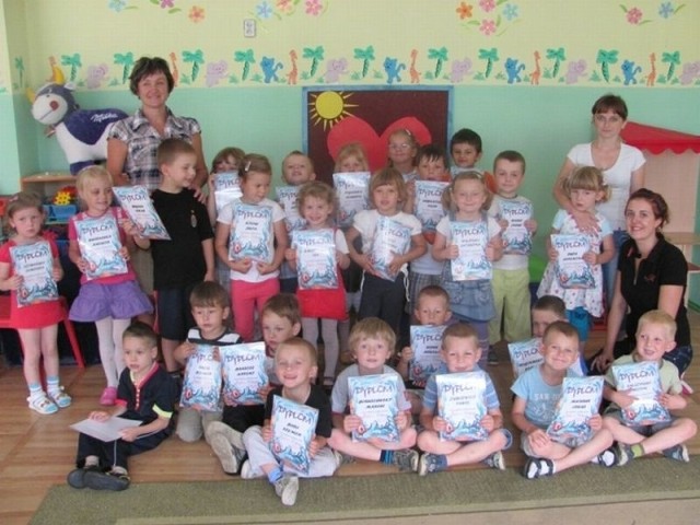 Dzieci uczestniczące w półkolonii otrzymały pamiątkowe dyplomy.