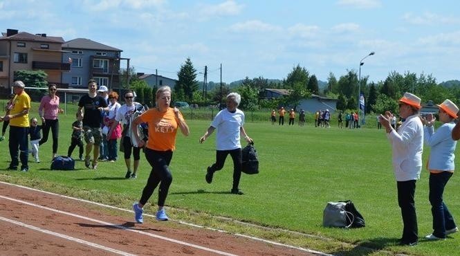 Kęty. Sukces Uniwersytetu Trzeciego Wieku w międzynarodowej olimpiadzie sportowej. Wśród ekip z Małopolski Kęty były najlepsze [ZDJĘCIA]