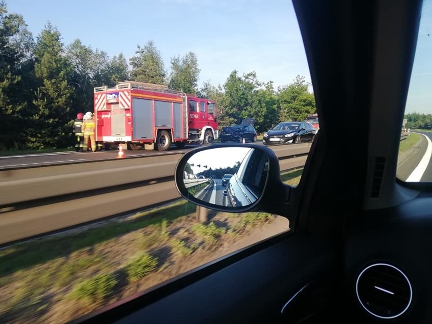 Poważny wypadek na DK 94 w Bolesławiu. Samochód osobowy wjechał w autobus miejski. Wezwano śmigłowiec LPR