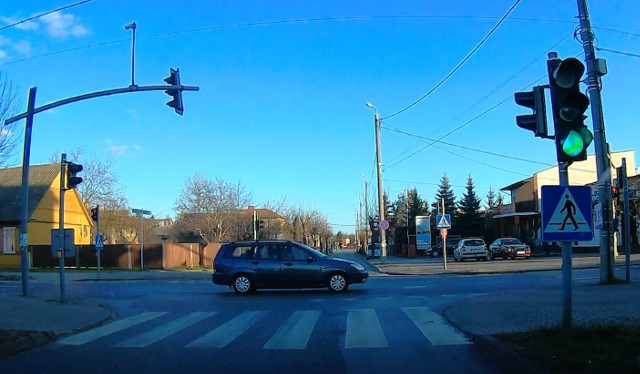 W niedzielę o 17.31 w Skarżysku nasz czytelnik nagrał auto przejeżdżające na czerwonym świetle. Twierdzi, że samochodem kierował marszałek województwa świętokrzyskiego Andrzej Bętkowski.