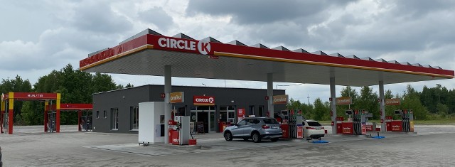 Nowo otwarta stacja paliw znajduje się w Lasowicach przy drodze krajowej nr 12 w kierunku Klwatki Królewskiej i Zwolenia.