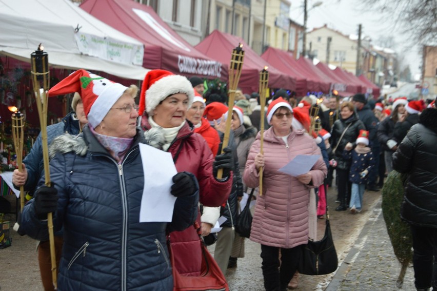 Świąteczna atmosfera na Jarmarku Bożonarodzeniowym w Radoszycach. Rozbłysły iluminacje na rynku