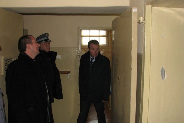 Wiceminister Michał Deskur (z prawej) ogląda pomieszczenia komendy w Krapkowicach.