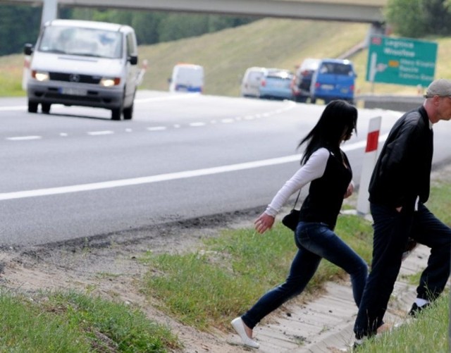 Mieszkańcy chcąc skrócić sobie drogę do miasta przebiegają przez ruchliwą jezdnię