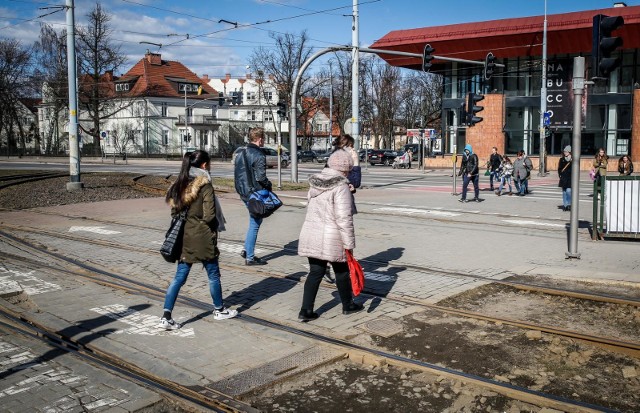 Skrzyżowanie al. Zwycięstwa i ul. Hallera w Gdańsku. Nasi Czytelnicy zwracają uwagę na fatalny stan przejścia przy Operze Bałtyckiej