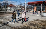 Przejście dla pieszych przy Operze Bałtyckiej w Gdańsku postrachem pieszych. GZDiZ obiecuje naprawę nawierzchni [zdjęcia]