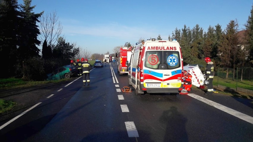 Po zderzeniu oba samochody wpadły do rowów.