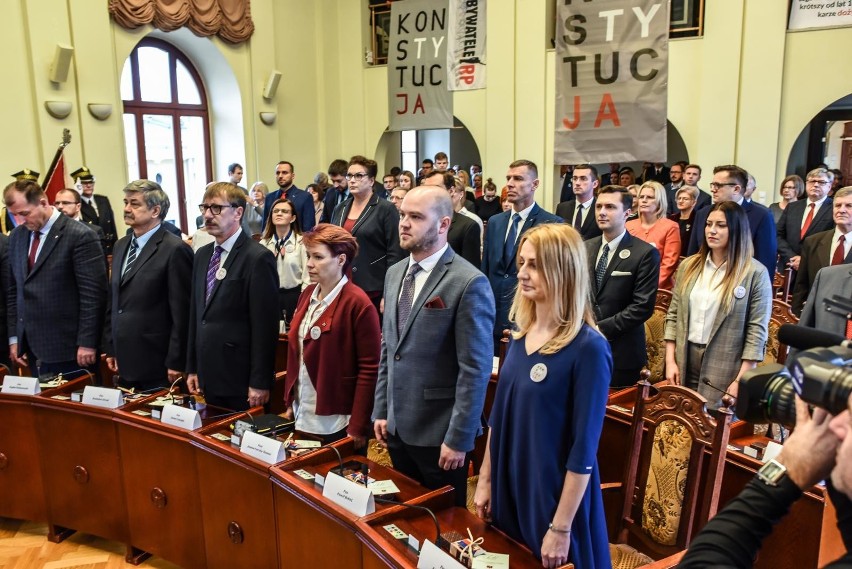 31 radnych złożyło ślubowanie, prezydent Rafał Bruski...