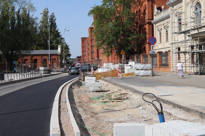 Remont ul. Ogrodowej. Drogowcy kładą asfalt na południowej...