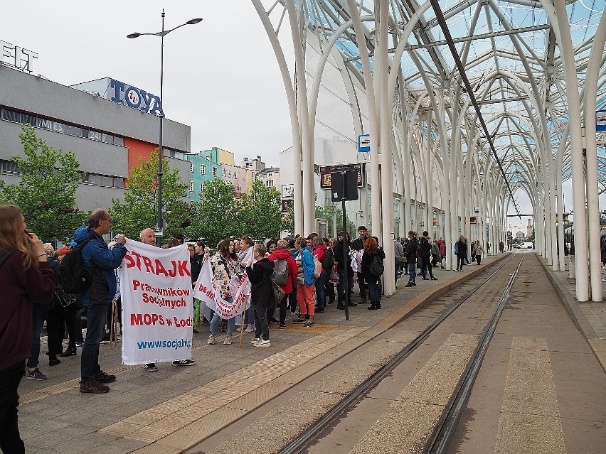 Protest pracowników MOPS trwa. W piątek (27 maja) znów blokowali przejazd tramwajów przez Stajnię Jednorożców