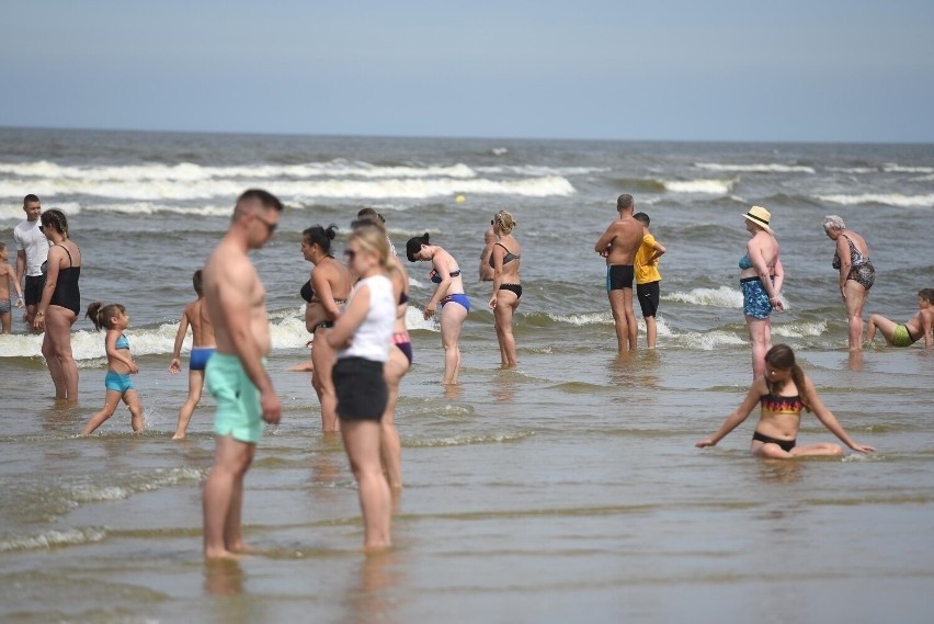 Na plaży w Jantarze rozgrywał się horror, a obok beztrosko kąpali się ludzie. Mimo czerwonej flagi