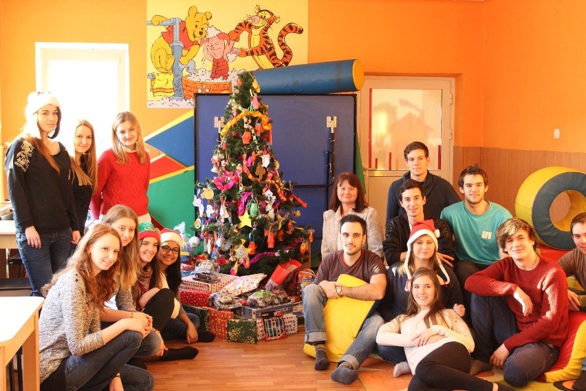 Studenci Erasmusa zawieźli prezenty do domu dziecka [ZDJĘCIA]