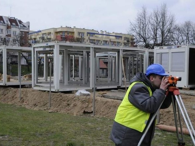 Wypadek na budowie Galerii Kujawskiej. Robotnik budowlany wpadł do wykopu