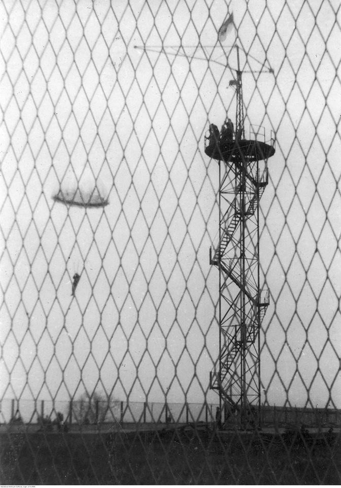 Skoki z wieży spadochronowej przy stadionie. 1939 rok