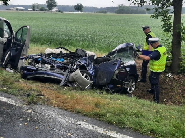 Do wypadku pod Śremem doszło w czwartek 9 czerwca około godz. 9.06. Na drodze wojewódzkiej 434 między Śremem, a Kórnikiem, na wysokości miejscowości Niesłabin zderzyły się czołowo dwa samochody. Jadący od strony Kórnika samochód osobowy z nieustalonych przyczyn na prostym odcinku drogi zjechał na przeciwny pas i zderzył się czołowo z busem.Czytaj dalej i zobacz zdjęcia --->