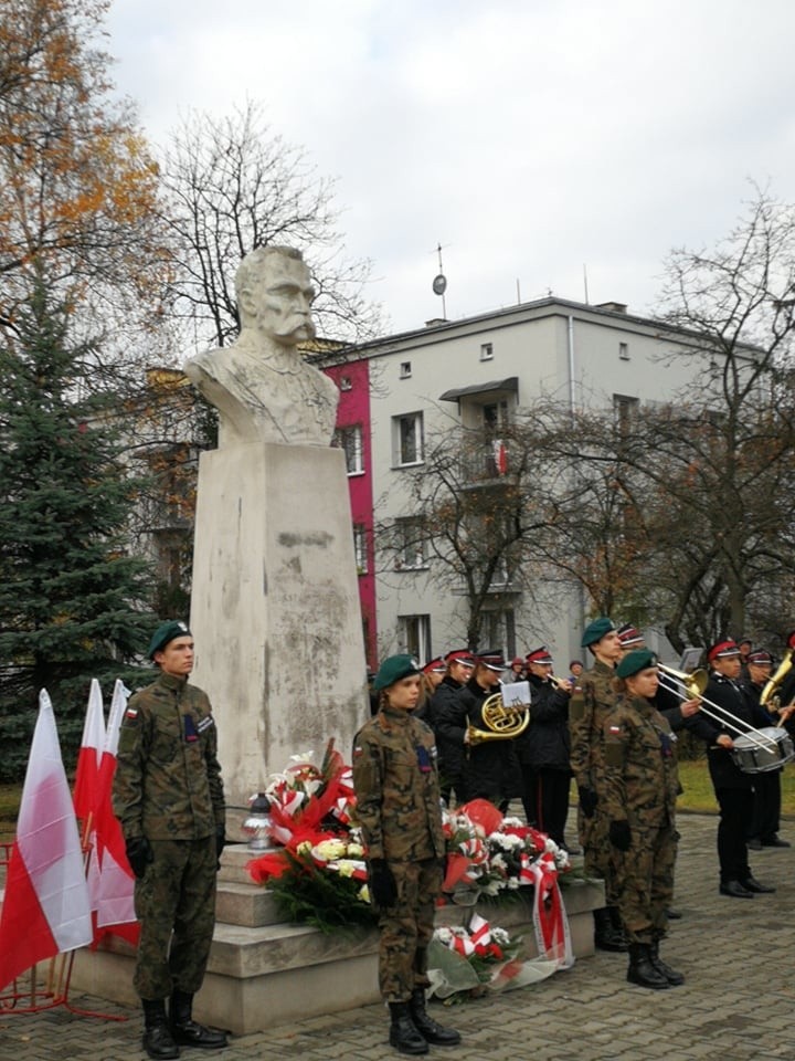 Święto Niepodległości w Szydłowcu. Byla msza za ojczyznę, złożyli też kwiaty pod pomnikiem Piłsudskiego 