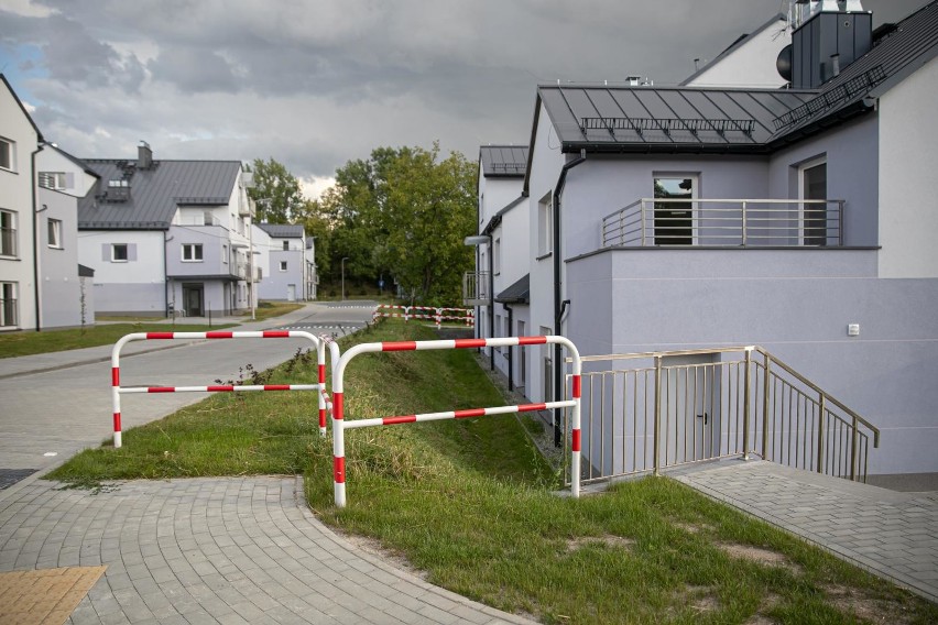 Kraków. Nowe osiedle komunalne gotowe, wkrótce pojawią się lokatorzy. Jest plac zabaw i zieleń [ZDJĘCIA]