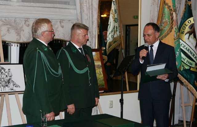 Krzysztof Wolski, starosta kozienicki (z prawej) przekazał pamiątkową tabliczkę Grzegorzowi Skowrońskiemu, prezesowi Koła Łowieckiego „Szarak”.