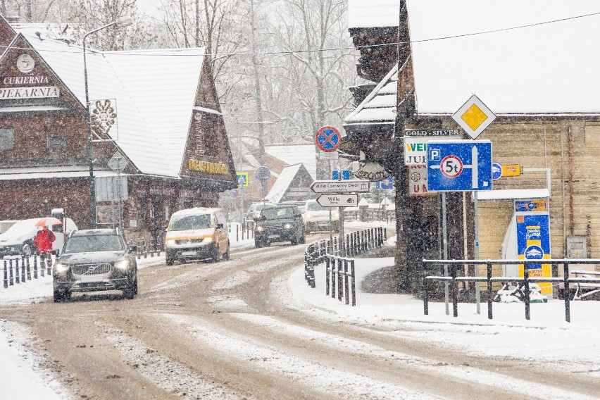 Zimą na Podhalu drogi są często zaśnieżone. Poruszanie się...