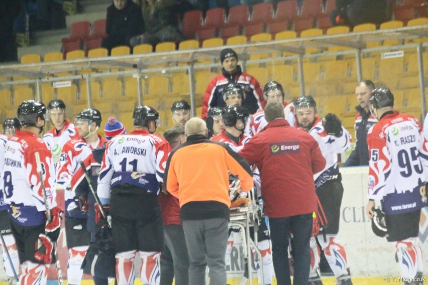 Toruński hokeista w szpitalu. Trafił na Bielany po brutalnym faulu w trakcie meczu