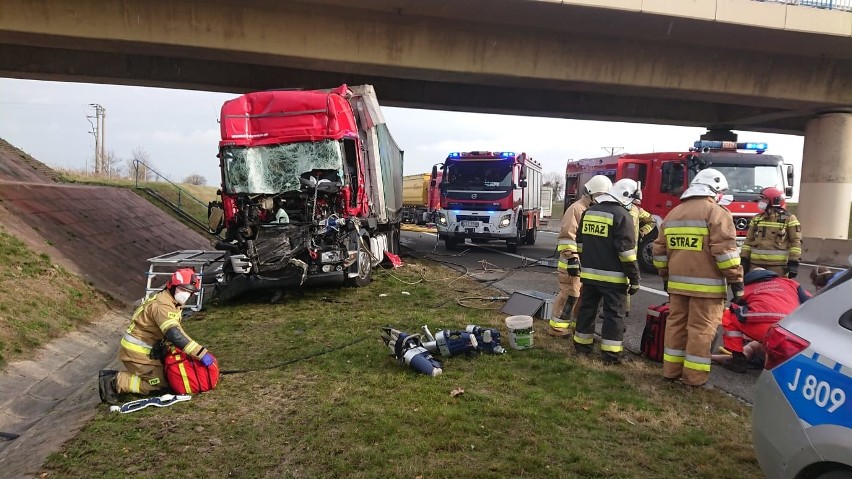 Wypadek na autostradzie A4 na wysokości wsi Olszowa. Zderzyły się 3 ciężarówki. Jezdnia w kierunku Wrocławia jest zablokowana 