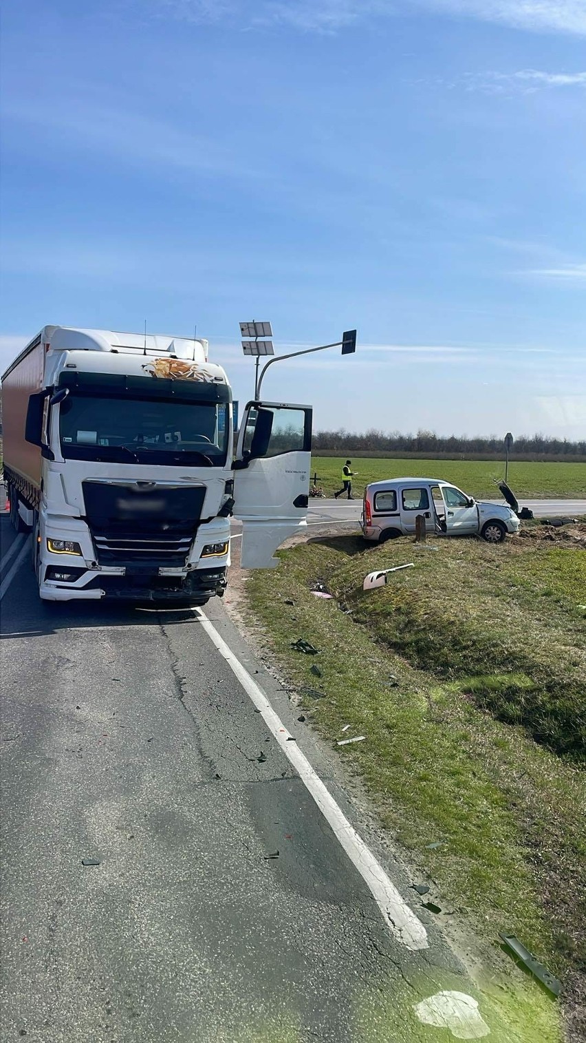 Wypadek w Pawliczce w powiecie lipskim. Zderzył się samochód osobowy z TIR-em, dwie osoby zostały ranne