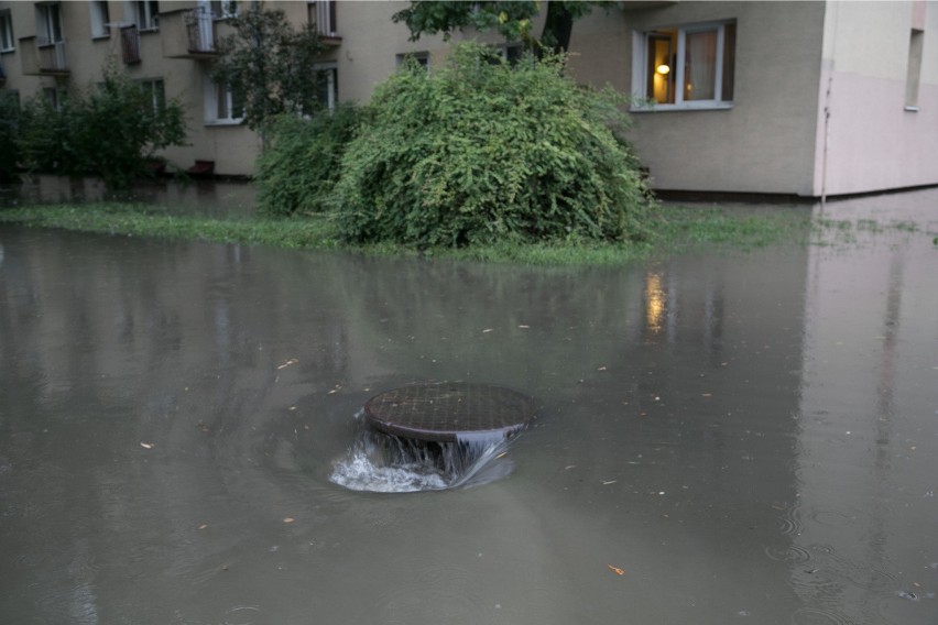 Kraków. Mieszkańcy osiedla Kabel od lat cierpią z powodu podtopień. Potrzebna (na wczoraj) przepompownia rodzi się w urzędniczych bólach