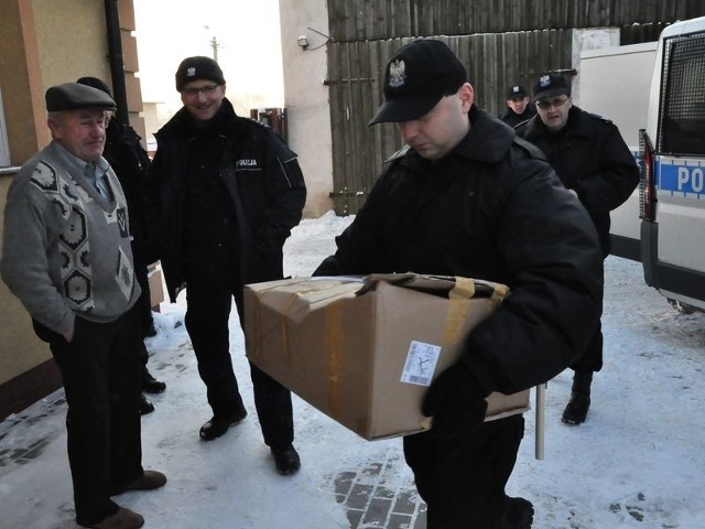 Słuchacze Szkoły Policji wraz z dzielnicowymi z I Komisariatu Policji zawieźli świąteczne paczki żywnościowe do 40 rodzin.   