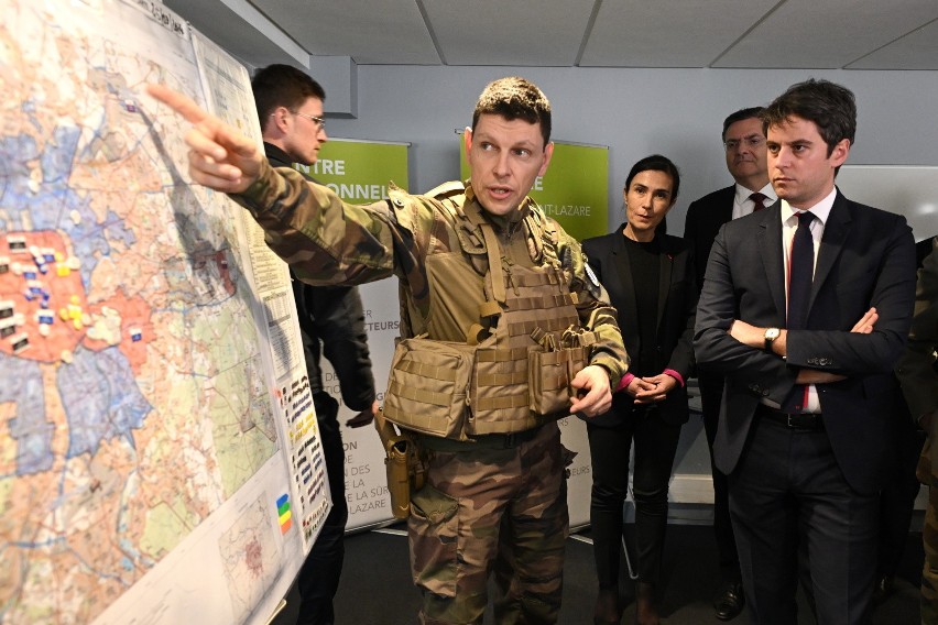 Premier Francji Gabriel Attal (po prawej) odwiedza centrum...