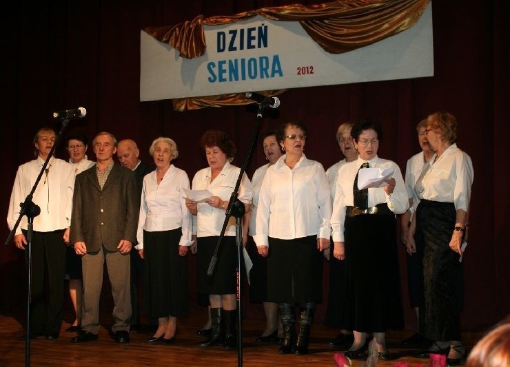 Na scenie grupa wokalna z niżańskiego koła emerytów.