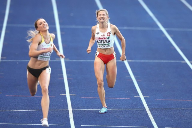 Martyna Kotwiła (z prawej) w Gliwicach startowała na dystansach 100 i 200 metrów jednego dnia.