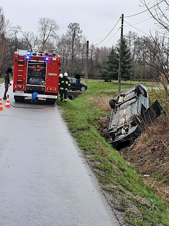 W Sieciechowicach dachował samochód z kobietą w ciąży