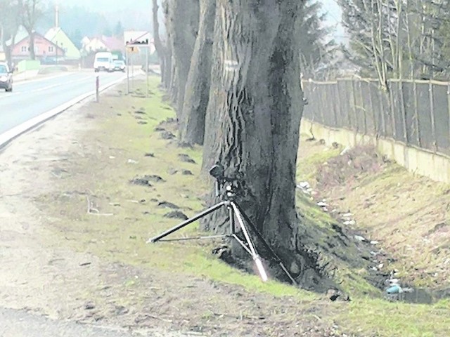 "Sianów i sposób na zdobycie siana - kilka metrów od tablicy teren zabudowy, strażnik w krzakach, FR pająk ukryty za drzewem" - tak wizytę w Sianowie opisał Emil Rau, telewizyjny łowca radarów.