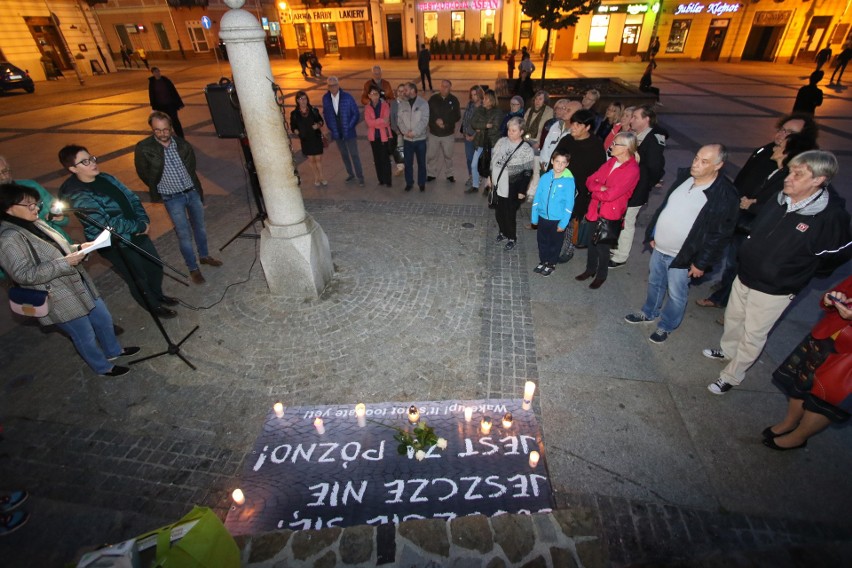 Akcja Komitetu Obrony Demokracji. W Kielcach zapłonęły znicze dla Piotra Szczęsnego. Mężczyzna dokonał samospalenia (ZDJĘCIA)