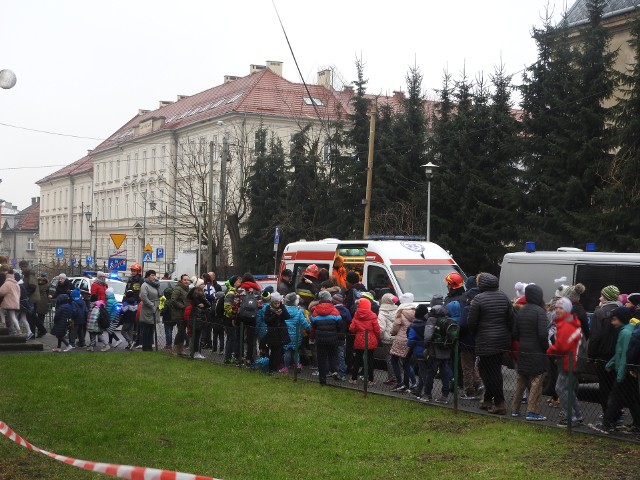 Dzieciom udzielono pomocy i ogłoszono ewakuację z całego budynku