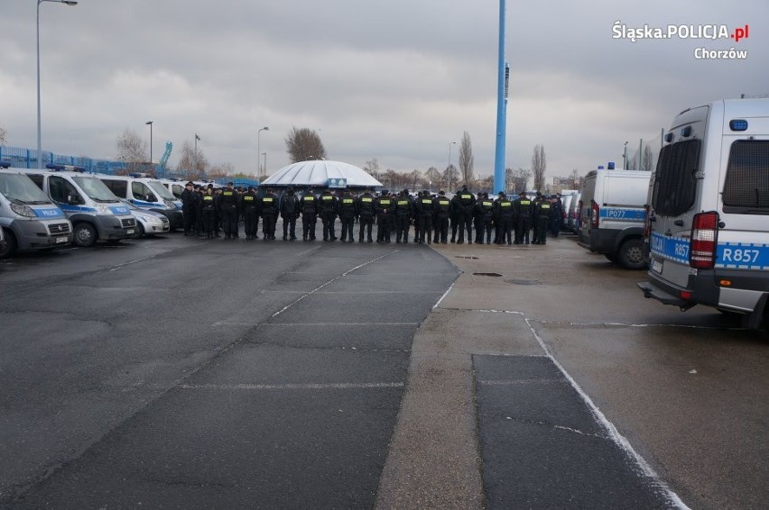 Ćwiczenia policjantów na stadionie "Niebieskich"