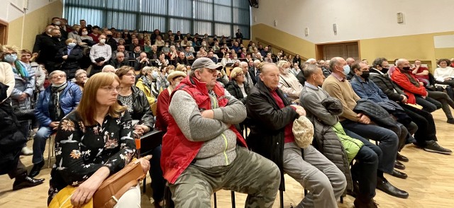 Spotkanie w sprawie podwyżek cen gazu w Karlińskim Ośrodku Kultury. Mieszkańcy apelują o objęcie stawkami za gaz dla gospodarstw domowych tych firm ciepłowniczych, które eksploatują kotłownie gazowe i sprzedają ciepło spółdzielniom i wspólnotom mieszkaniowym.