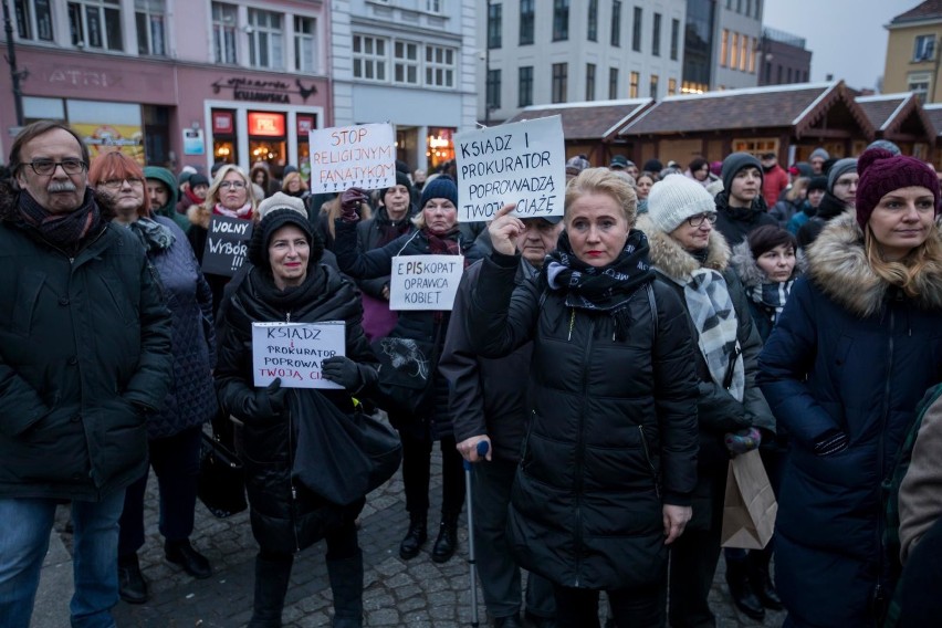 Tysiące osób zaprotestowało w Warszawie i innych miastach. Z...