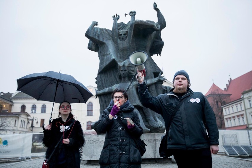 Tysiące osób zaprotestowało w Warszawie i innych miastach. Z...