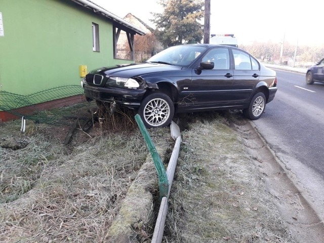 Do zdarzenia doszło w piątek, 17 stycznia, w Starym Kisielinie. Kierowca bmw wpadł w poślizg i uderzył w płot.Bmw rozbiło ogrodzenie jednej z posesji. Na miejsce została wezwana zielonogórska policja. Przy bmw został zatrzymany pijany obywatel Ukrainy. Mężczyzna wydmuchał niemal dwa promile alkoholu i został zatrzymany przez policjantów. Trzeźwieje w celi zielonogórskiej komendy. Twierdzi, że to nie on prowadził samochód w chwili zdarzenia. Wyjaśnią to policjanci. Bmw na plecenie policji zabezpieczyła pomoc drogowa.Polecamy wideo: Policjanci zatrzymali mężczyznę, podejrzanego o włamania do kościołów i okradanie skarbon