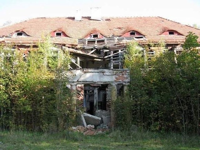 Wracamy do sprawy zabezpieczenia funduszy na ogrodzenie ruiny zabytkowego pałacu w podmiasteckiej Kamnicy.