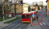 Czechowice-Dziedzice. Nastolatka popchnęła koleżankę prosto pod koła autobusu