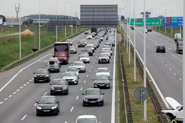Z uwagi na duży ruch na odcinku Poznań Komorniki – Poznań Krzesiny, wprowadzono tam  niższy niż typowy dla autostrady limit prędkości. Już wkrótce ma być również prowadzony tam pomiar prędkości. Ma to podnieść poziom bezpieczeństwa.