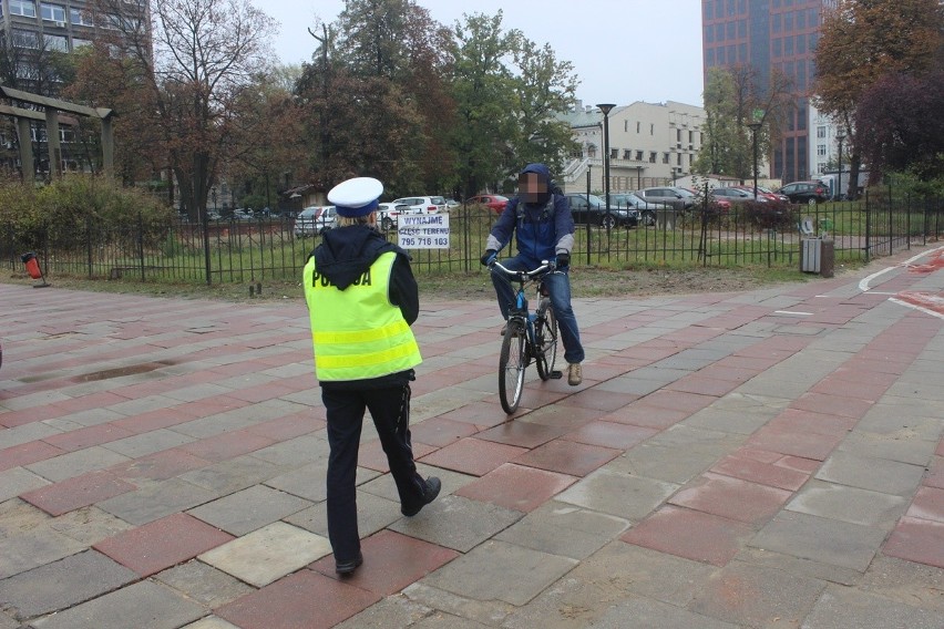 Policjanci z Łodzi uczyli rowerzystów jak prawidłowo jeździć na rowerze [ZDJĘCIA]