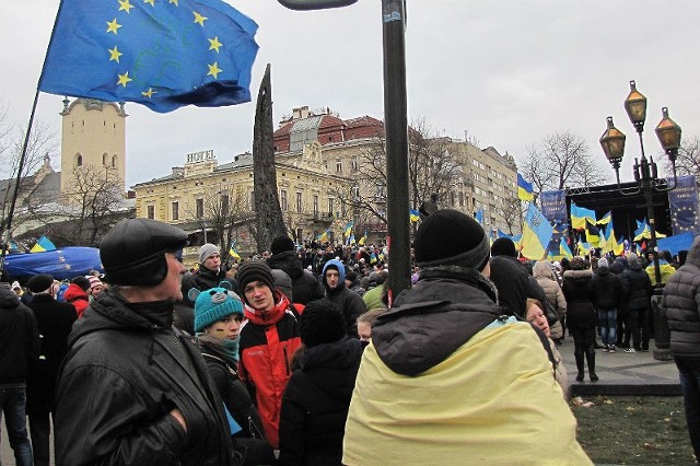 Manifestacja przed lwowska operą