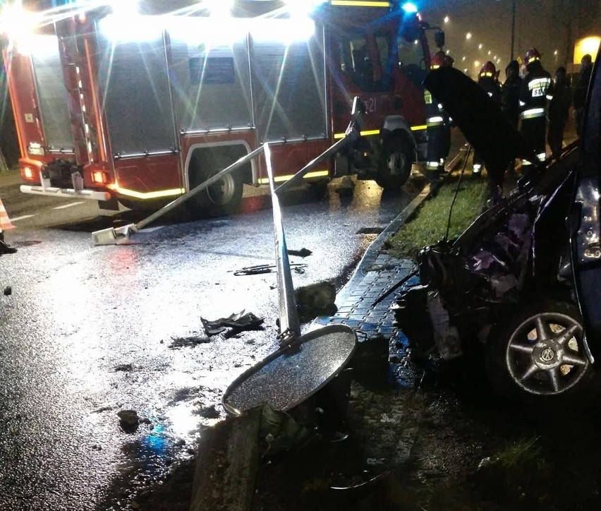 Radom. Wypadek na ulicy Słowackiego. Samochód ściął dwie latarnie. Kierowca zasnął?