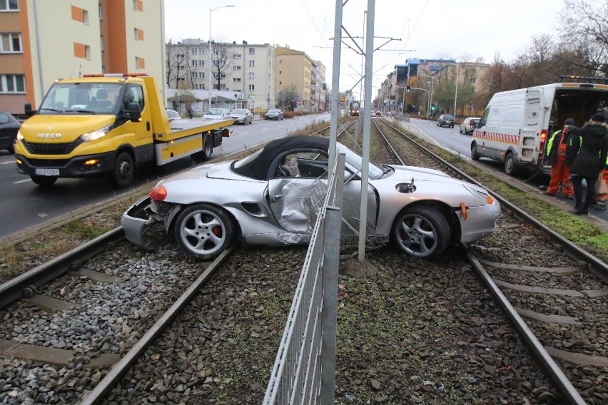 Kierowca porsche stracił panowanie nad autem, wpadł w...